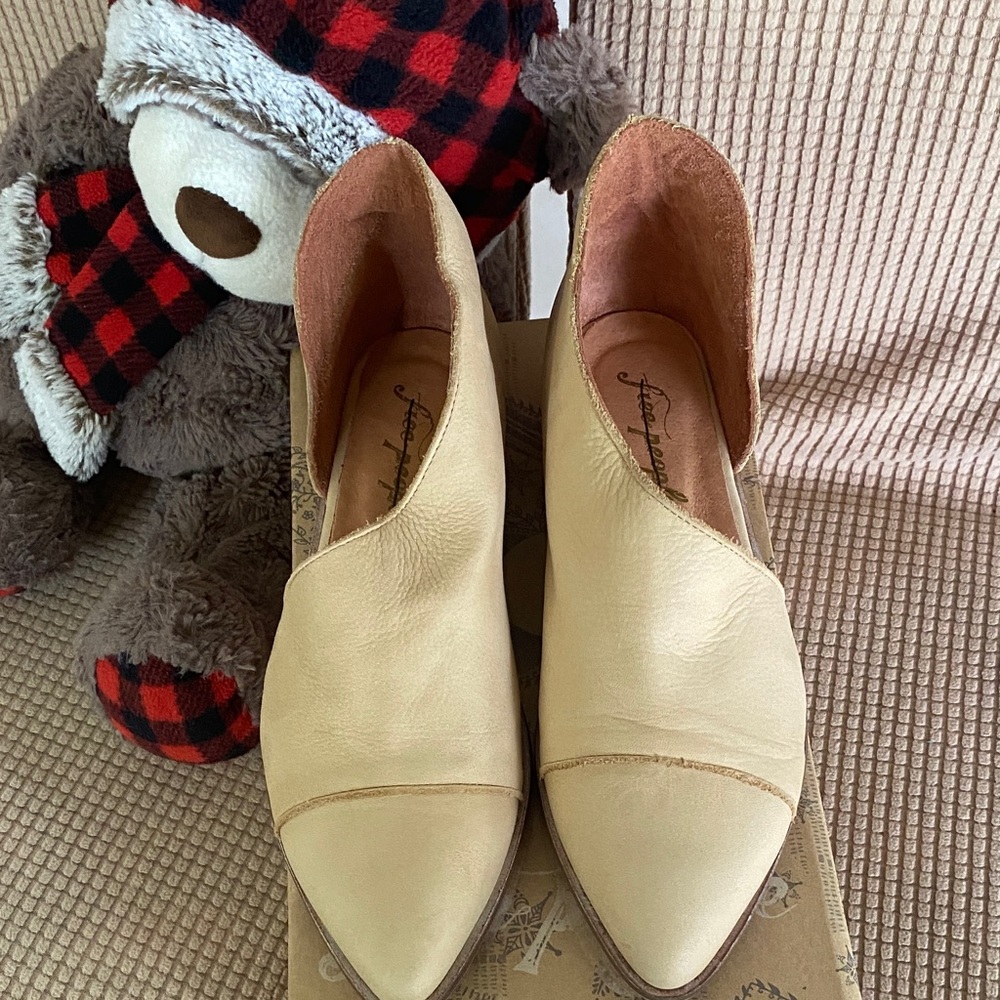 Free People Cream Leather Pointed Toe Shoes